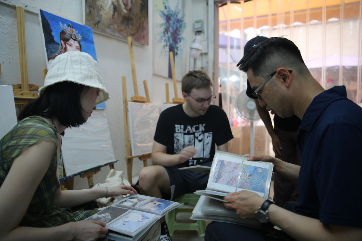 Charles Center Undergraduate Research Publication Grants support new or existing student-led journal, website, print, or digital publications. This photo shows students working collaboratively. (Photo by Jia Atopos)