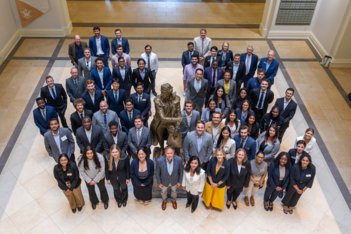 This is a photo of students gathered with McGlothlin Forum fellows Dan Draper ’91 and AnnaMaria DeSalva ’90 in the lobby of Alan B. Miller Hall before their classroom sessions with the leaders.