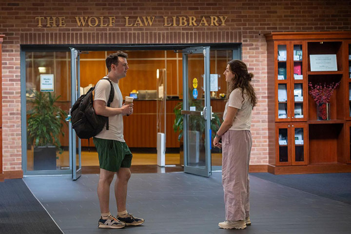 De la educación a los resultados, las clasificaciones de graduados resaltan la excelencia de W&M.